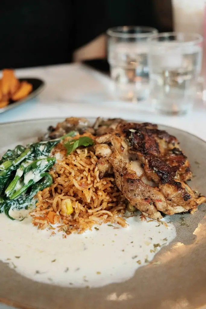 Grilled frango over rice