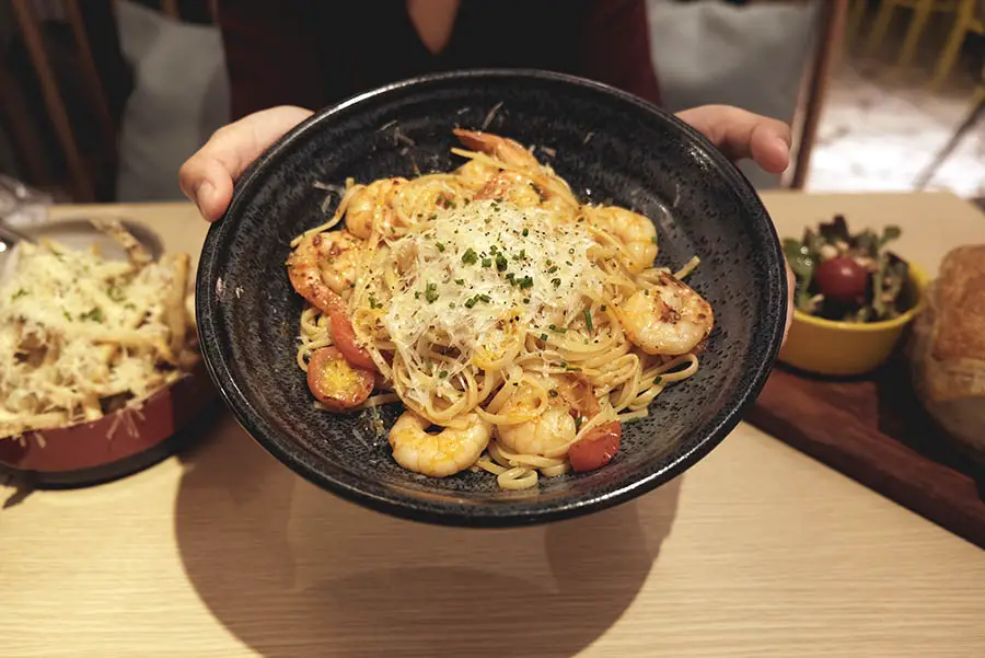 Aglio olio with prawns